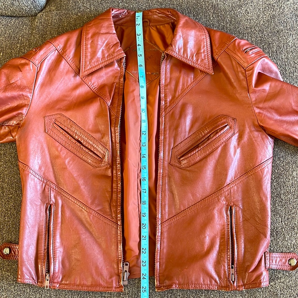 Vintage Beautiful Leather Jacket ( with no Brand Label). See Pics